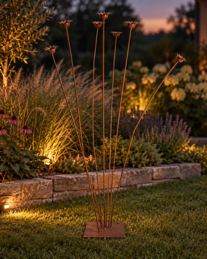 Gartendekoration aus Metall mit Mohnblumen – natürliche Rostpatina