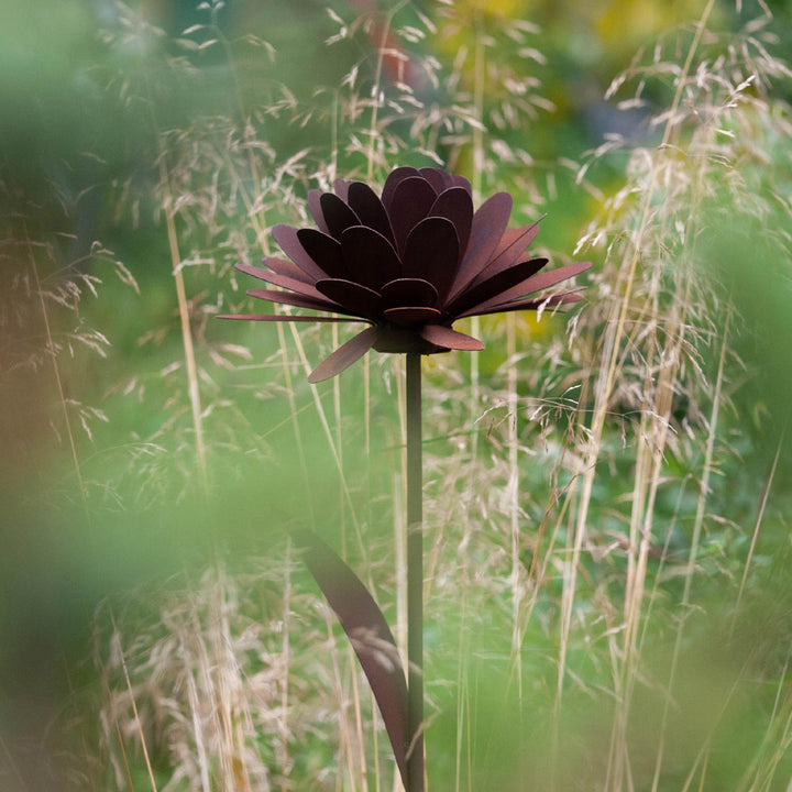 Edelrost Gartenstecker Blume – Gartendeko aus Metall