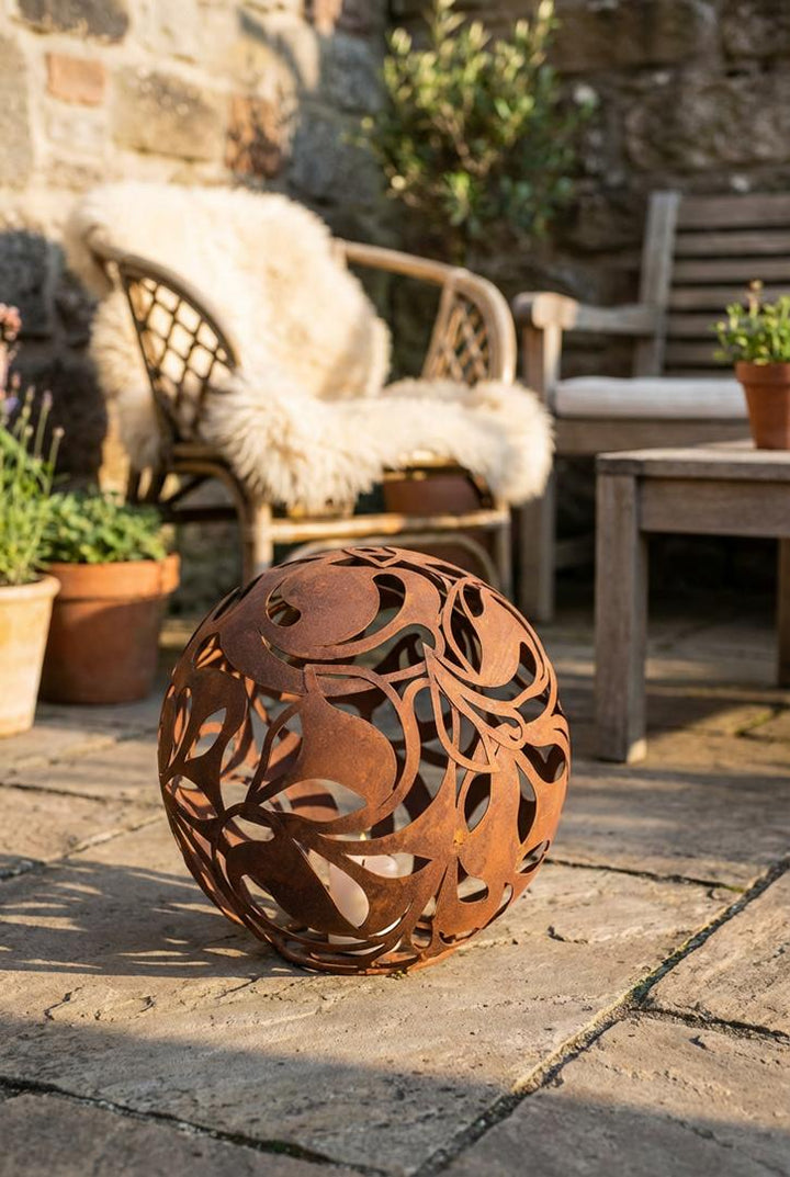 Gartenkugel "Florales Ornament" – Rost-Deko aus Stahl mit Blattmuster