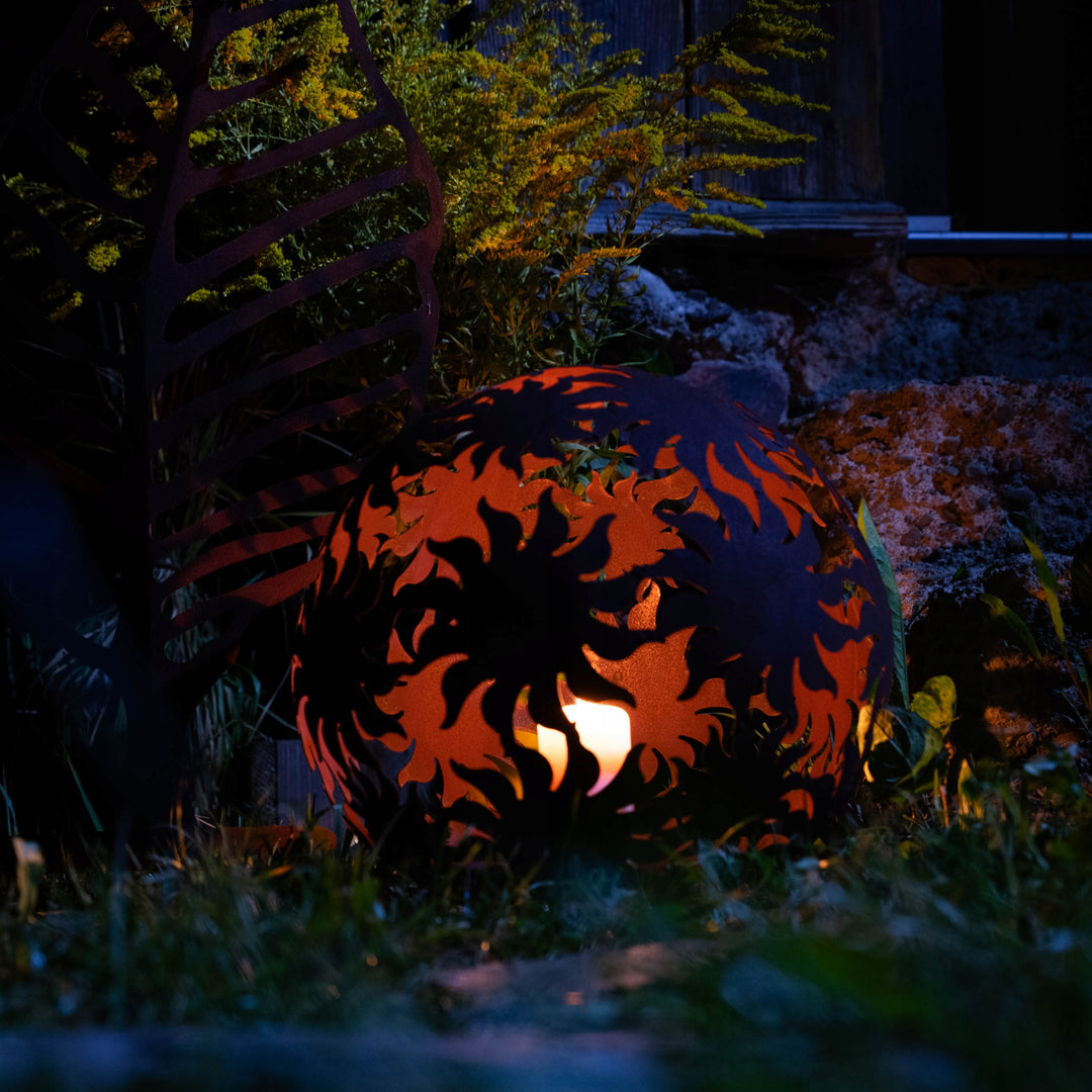 Gartenkugel "Sonne" – Rost-Deko aus Stahl mit Sonnenstrahl-Muster
