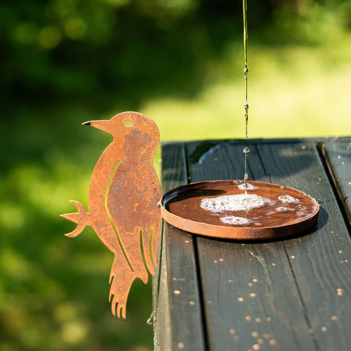 Vogeltränke aus Metall in Rostoptik – Gartendeko für Vögel