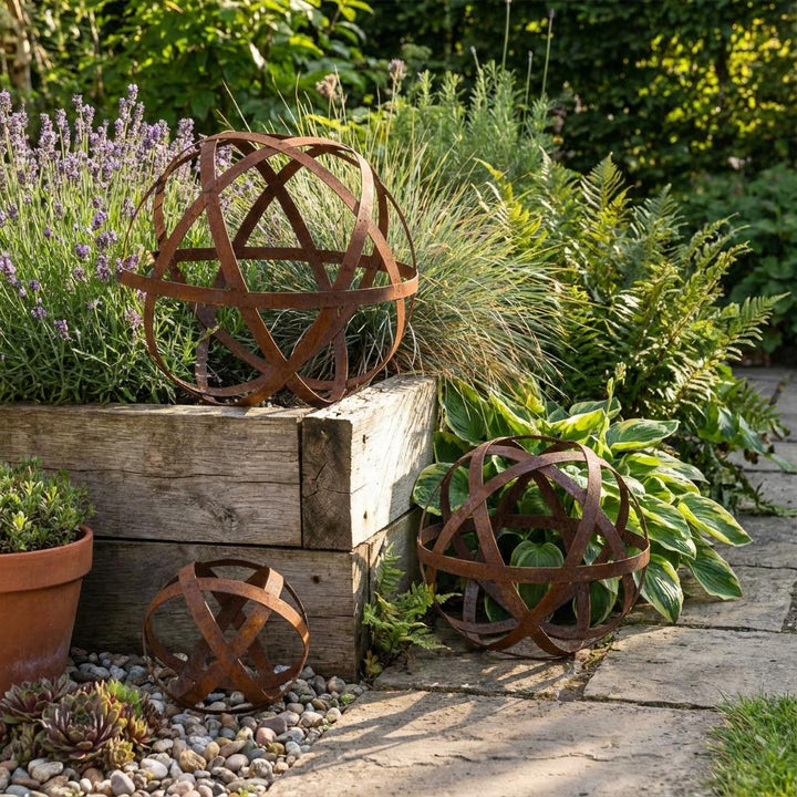 Gartenkugel "Bänder" – Rustikale Rost-Deko aus geflochtenen Metallbändern