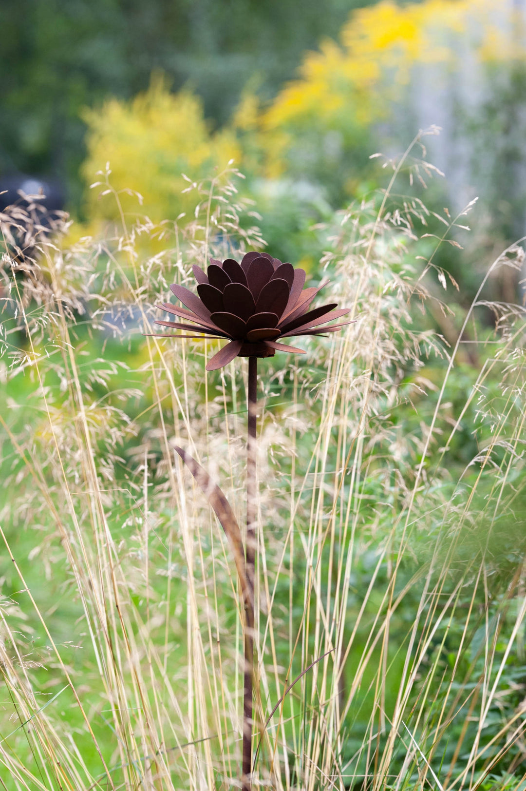Edelrost Gartenstecker Blume – Gartendeko aus Metall