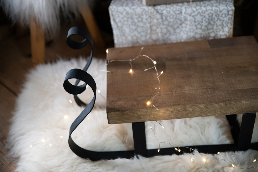 Dekorative Weihnachtsschlitten aus Metall und natürlichem Holz