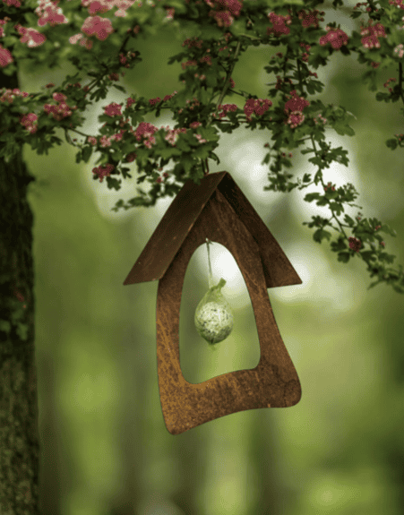 Vogelhaus & Futterspender aus Metall – Gartendeko mit Rostpatina