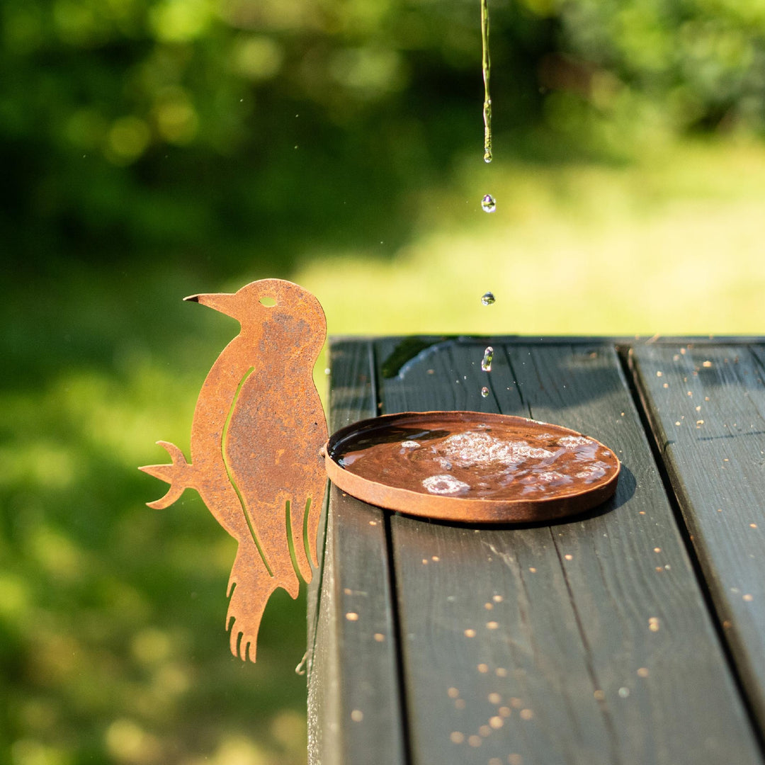 Vogeltränke aus Metall in Rostoptik – Gartendeko für Vögel