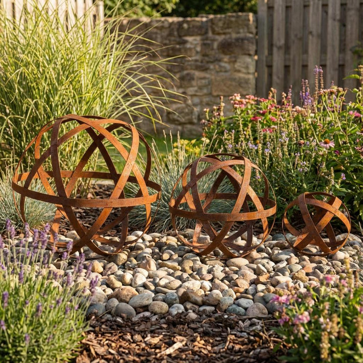 Gartenkugel "Bänder" – Rustikale Rost-Deko aus geflochtenen Metallbändern