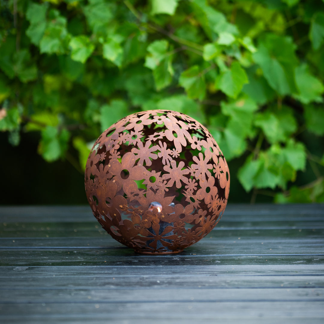 Gartenkugel "Blumen" – Rost-Deko aus Stahl mit Blumen-Ornament
