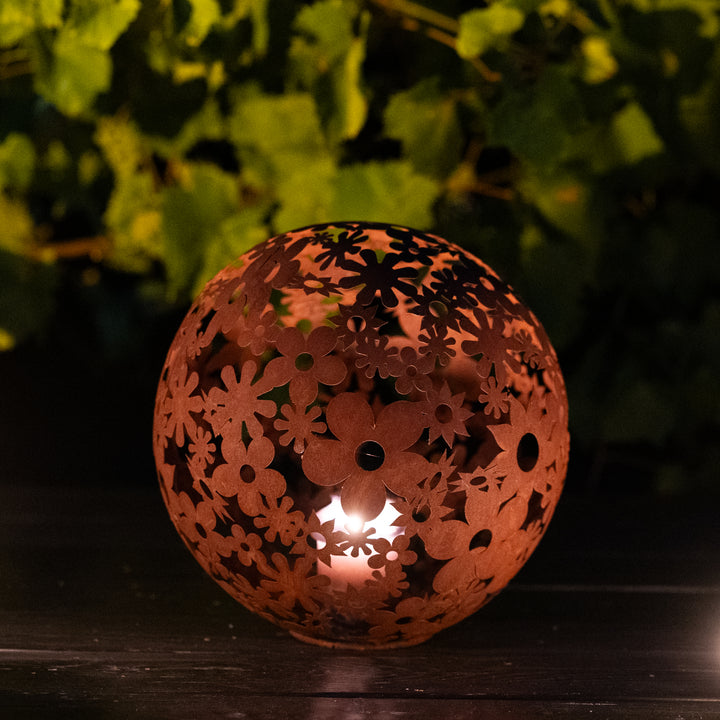 Gartenkugel "Blumen" – Rost-Deko aus Stahl mit Blumen-Ornament