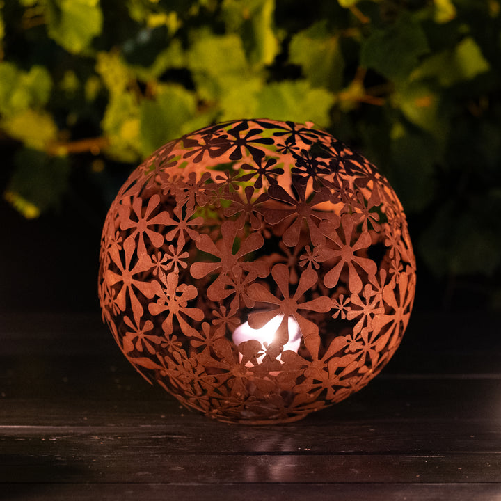 Gartenkugel "Blumen" – Rost-Deko aus Stahl mit Blumen-Ornament