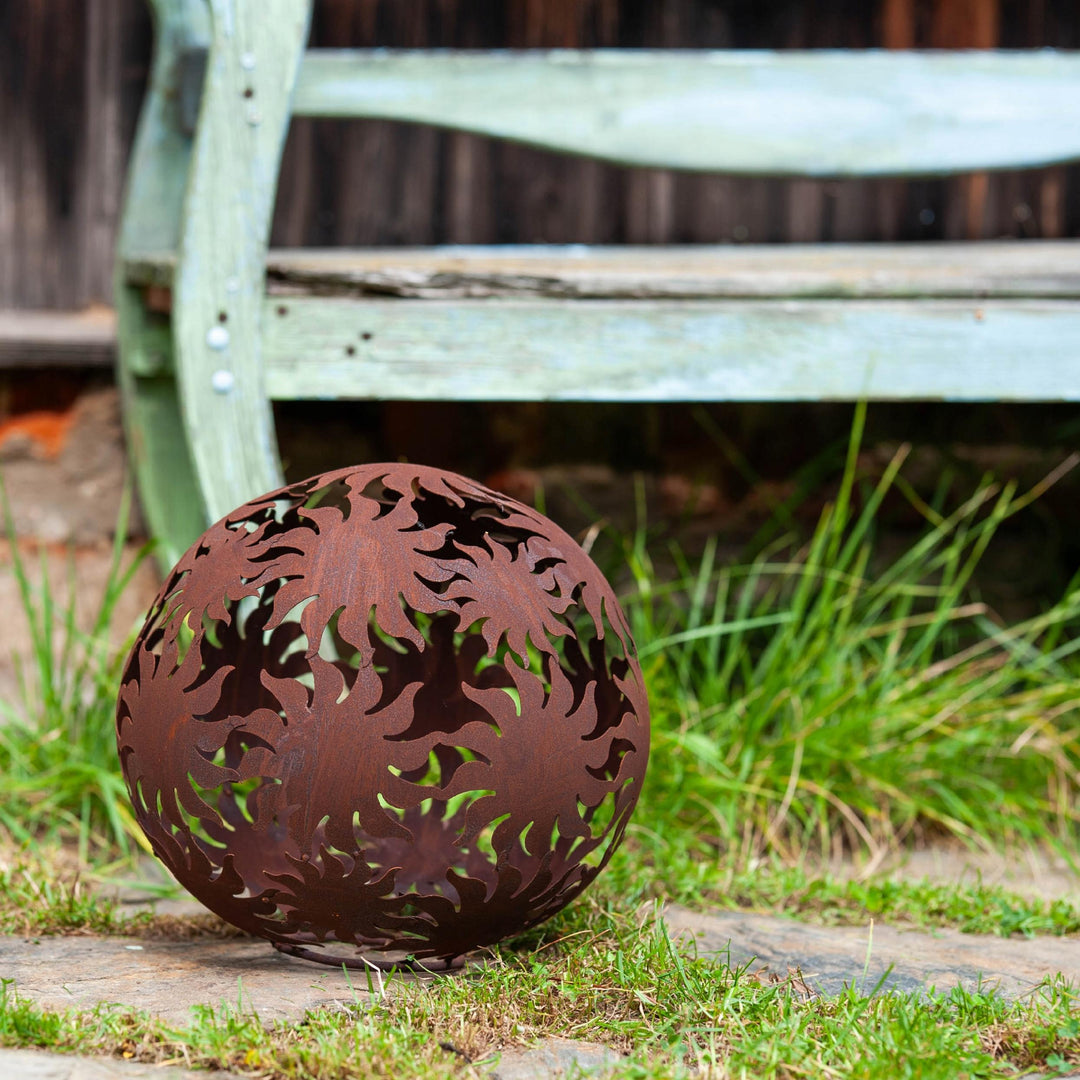 Gartenkugel "Sonne" – Rost-Deko aus Stahl mit Sonnenstrahl-Muster