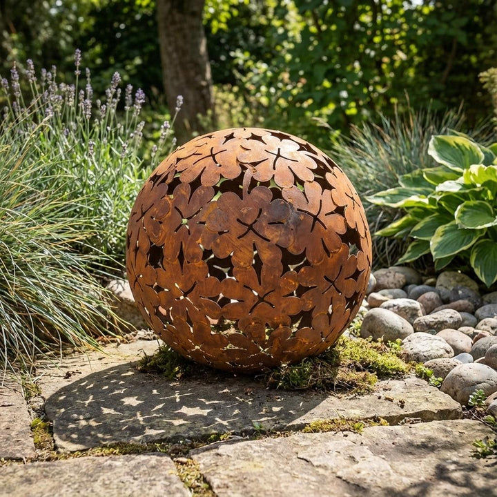 Gartenkugel "Kleeblatt" – Rost-Deko aus Stahl mit Kleeblatt-Ornament