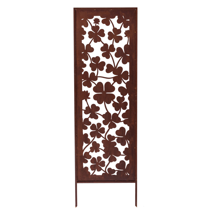 Auf dem Bild ist ein dekoratives Metall-Gartenpanel mit einem floralen Kleeblatt-Muster zu sehen.