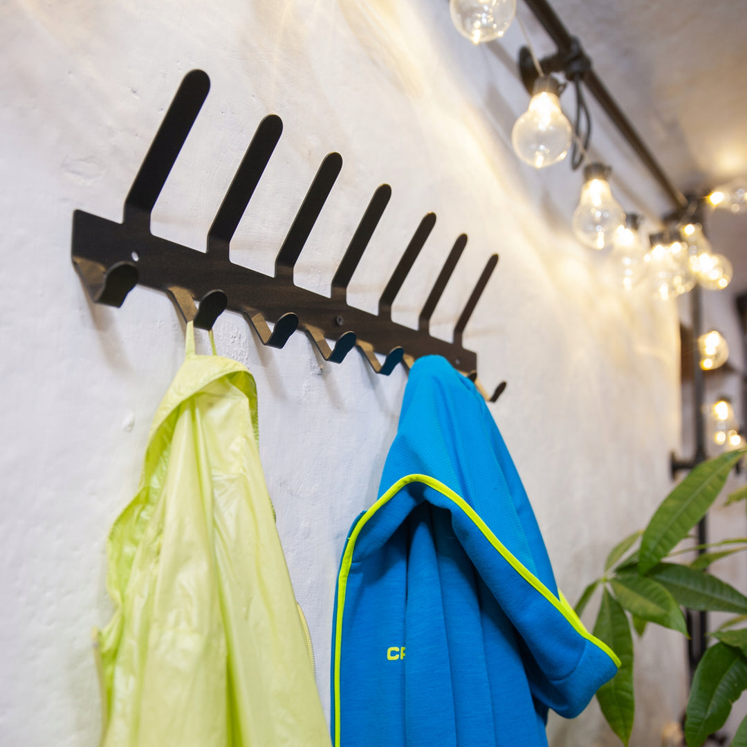 Wandgarderobe aus Metall – geschweißte Garderobenleiste