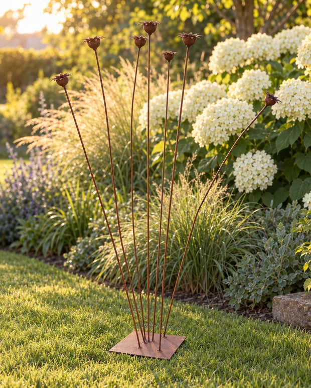 Gartendekoration aus Metall mit Mohnblumen – natürliche Rostpatina