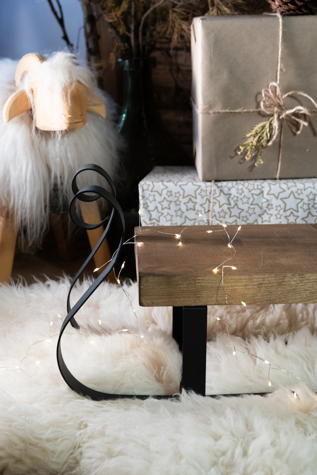 Dekorative Weihnachtsschlitten aus Metall und natürlichem Holz