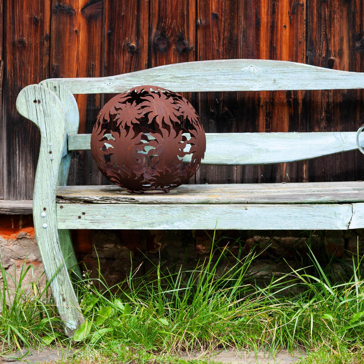 Gartenkugel "Sonne" – Rost-Deko aus Stahl mit Sonnenstrahl-Muster