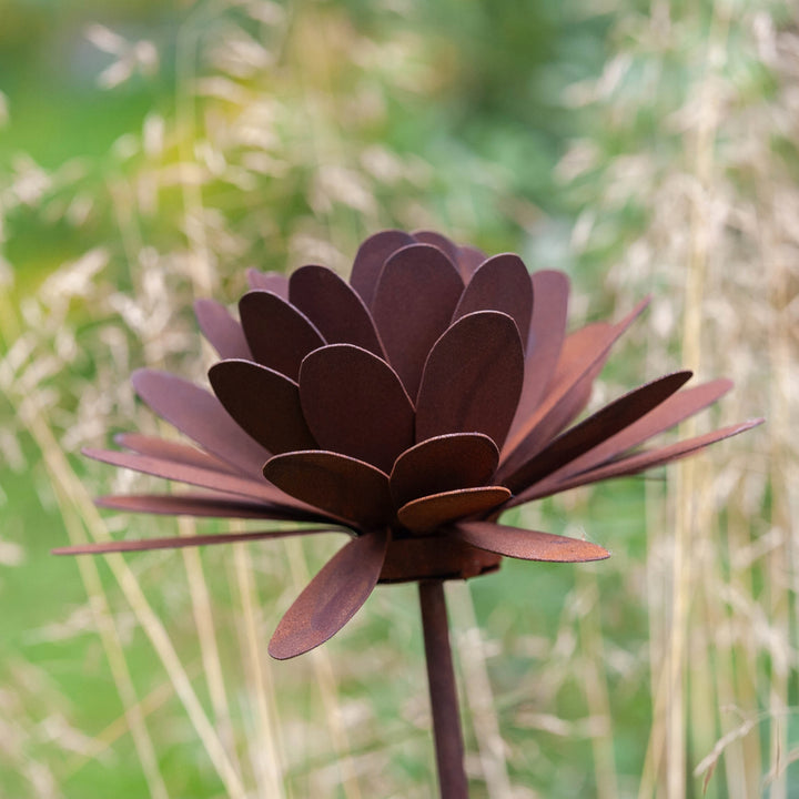 Edelrost Gartenstecker Blume – Gartendeko aus Metall