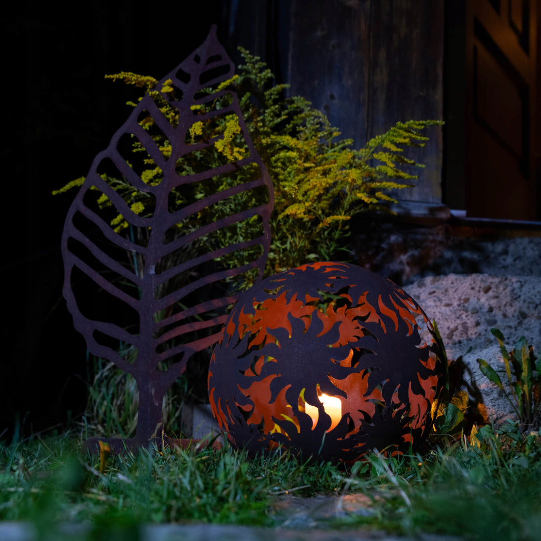 Gartenkugel "Sonne" – Rost-Deko aus Stahl mit Sonnenstrahl-Muster