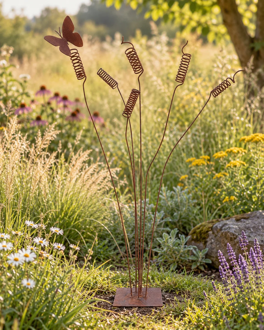 Gartendekoration aus Metall mit Spiralen – natürliche Rostpatina