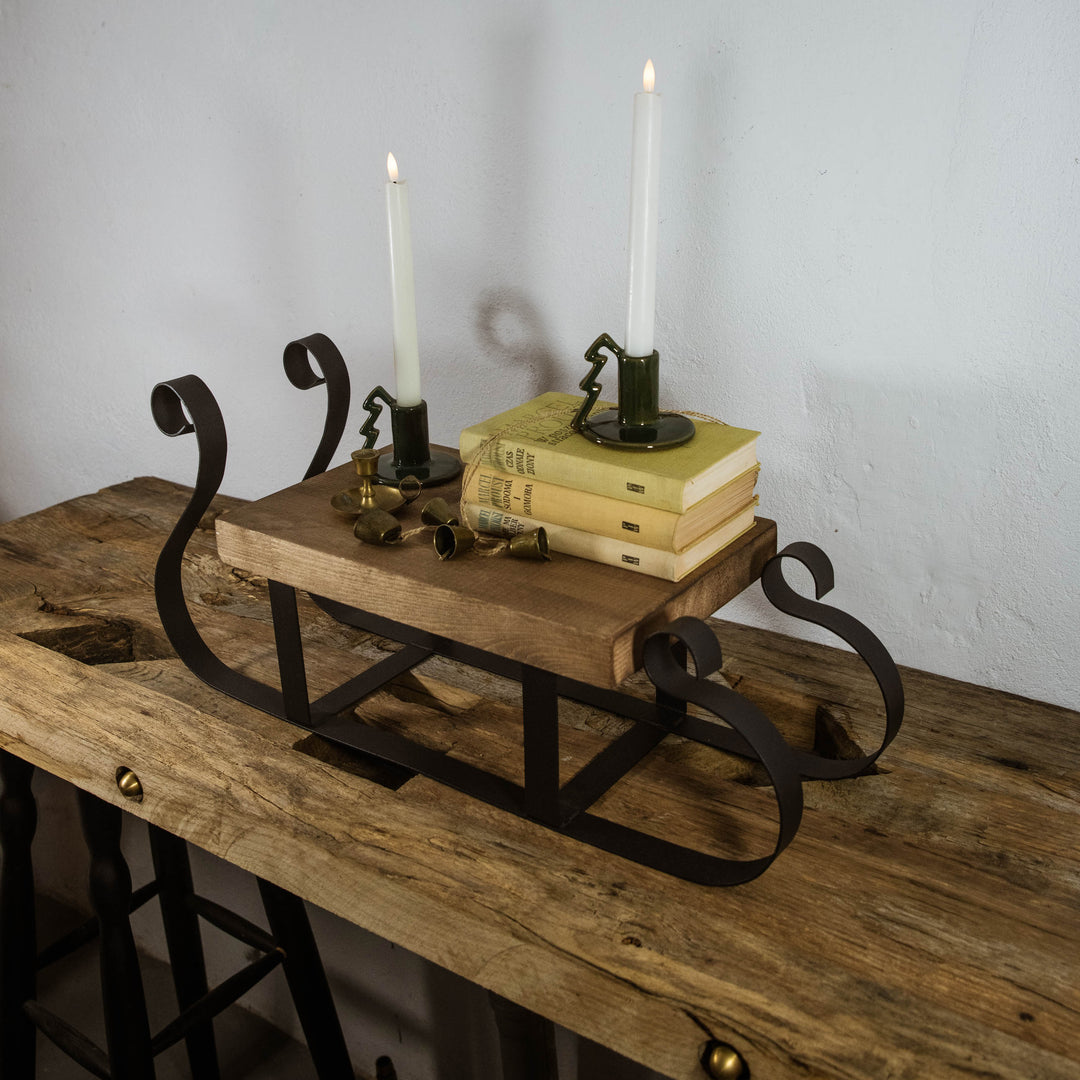 Dekorative Weihnachtsschlitten aus Metall und natürlichem Holz