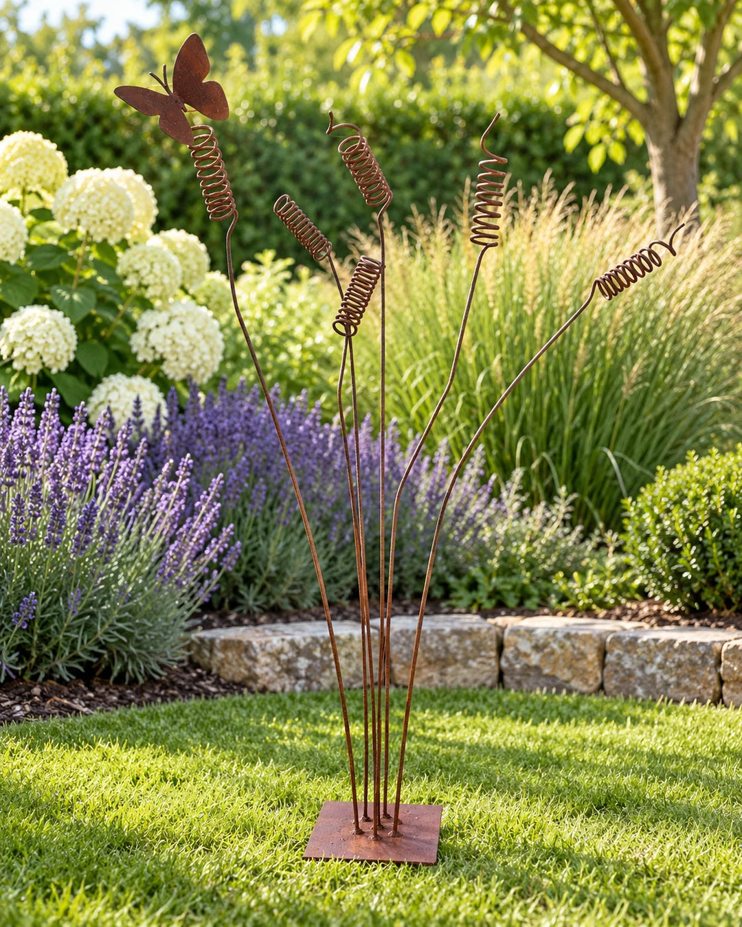 Gartendekoration aus Metall mit Spiralen – natürliche Rostpatina