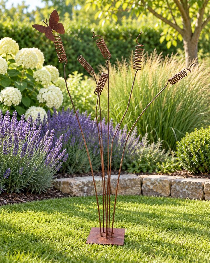 Gartendekoration aus Metall mit Spiralen – natürliche Rostpatina