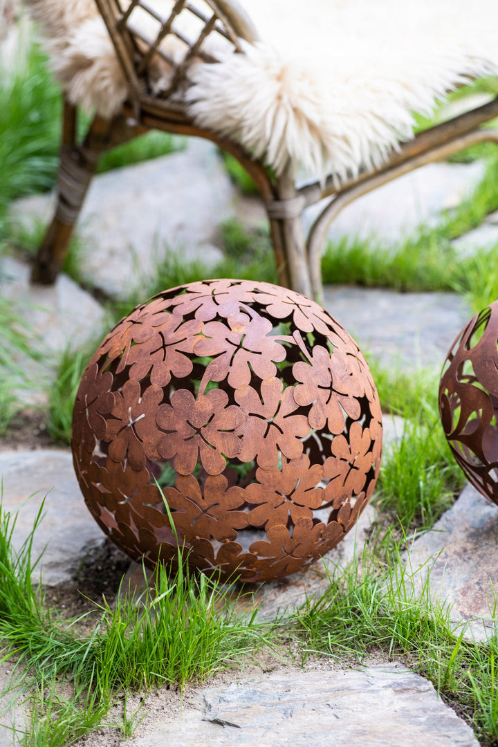 Gartenkugel "Kleeblatt" – Rost-Deko aus Stahl mit Kleeblatt-Ornament