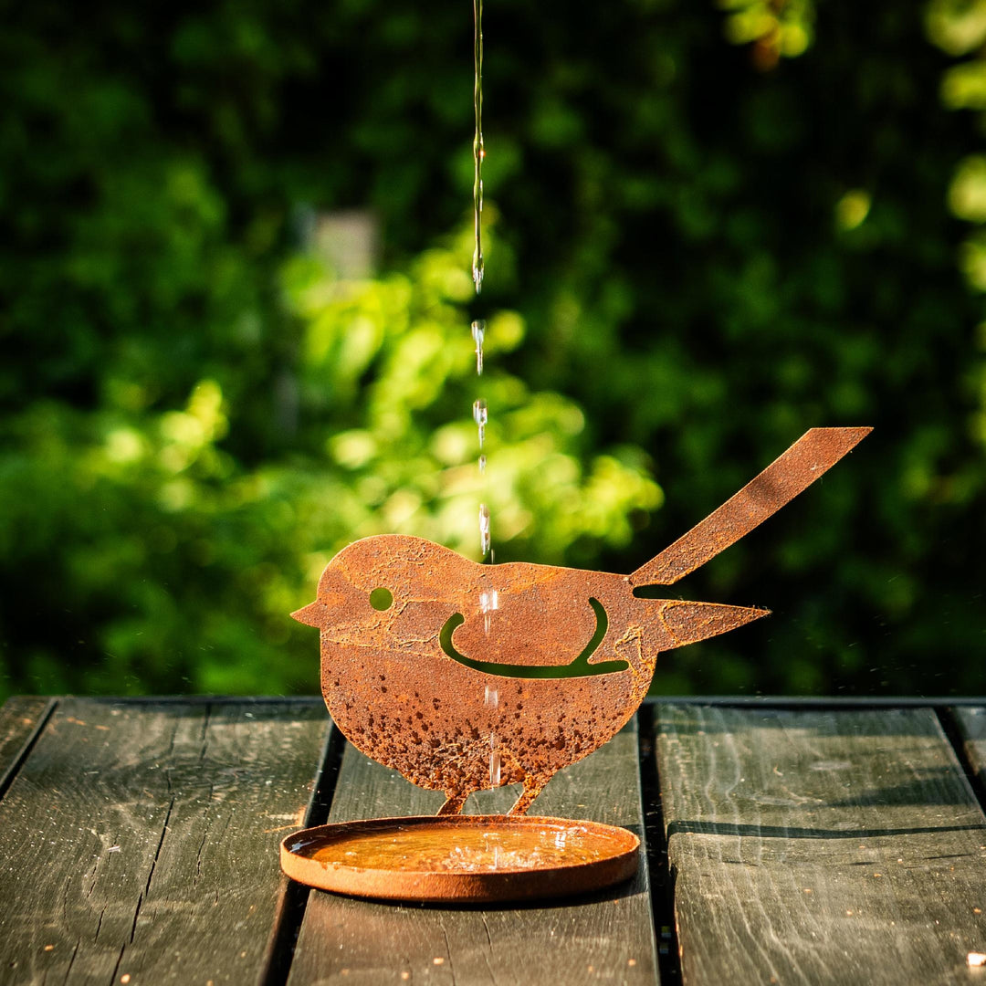 Vogeltränke aus Metall in Rostoptik – Gartendeko für Vögel