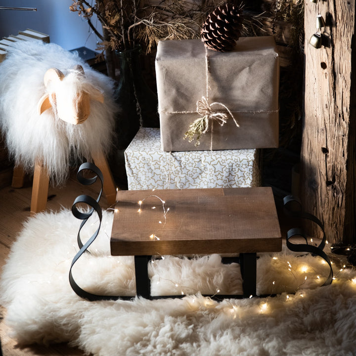 Dekorative Weihnachtsschlitten aus Metall und natürlichem Holz