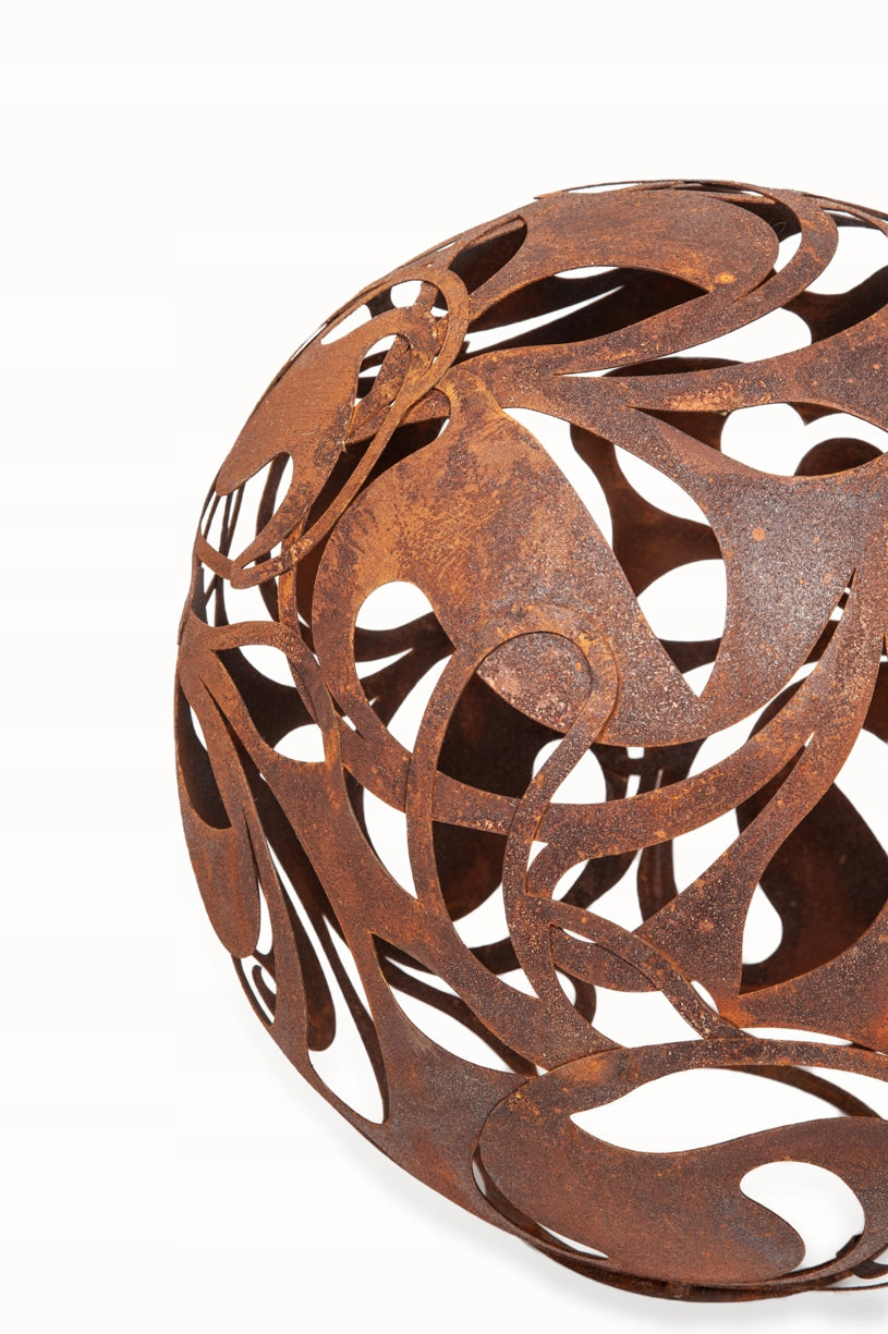 Gartenkugel "Florales Ornament" – Rost-Deko aus Stahl mit Blattmuster