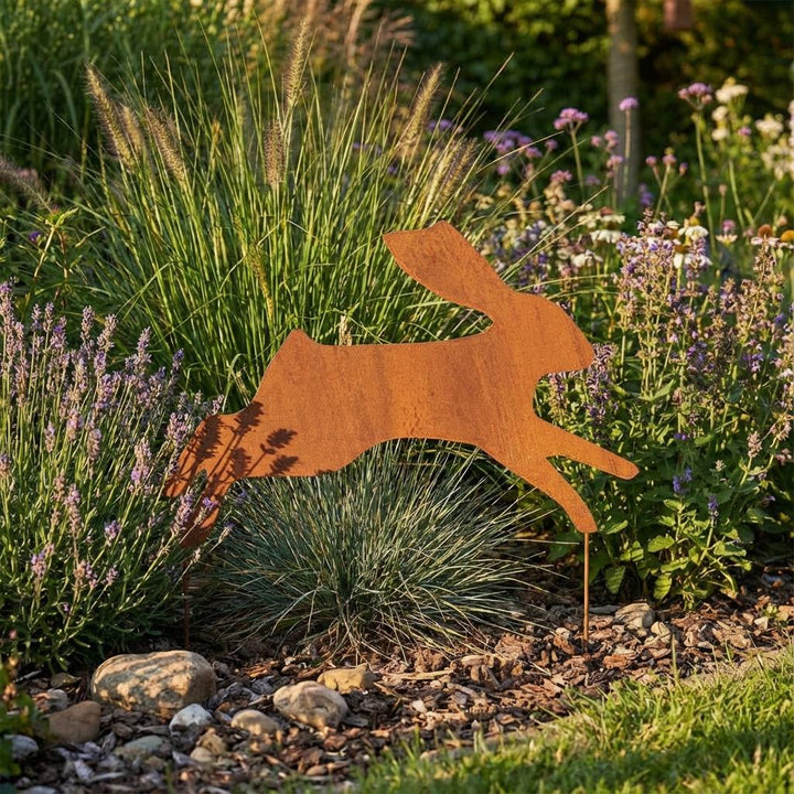Gartenstecker Hase aus Metall – dekorative Gartenfigur in natürlicher Rostoptik