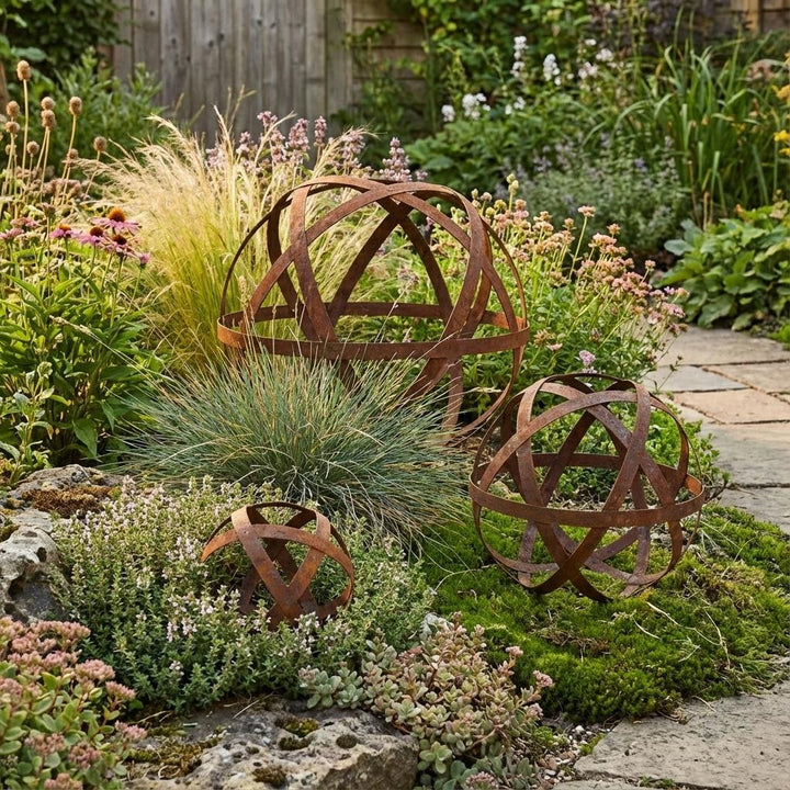 Gartenkugel "Bänder" – Rustikale Rost-Deko aus geflochtenen Metallbändern