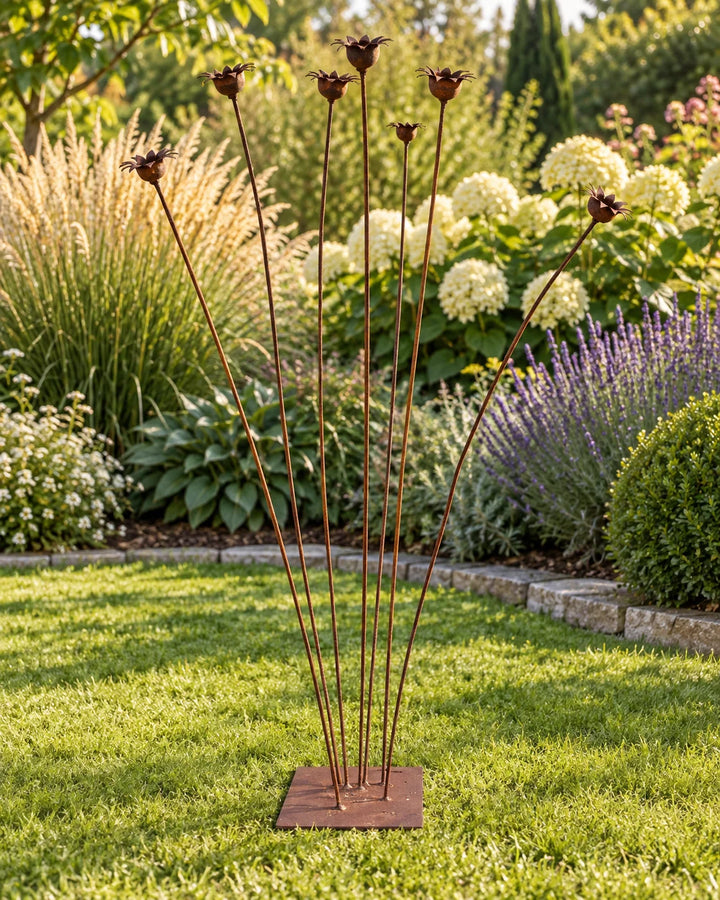 Gartendekoration aus Metall mit Mohnblumen – natürliche Rostpatina