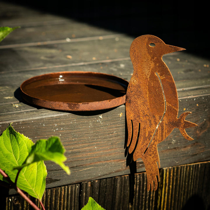 Vogeltränke aus Metall in Rostoptik – Gartendeko für Vögel