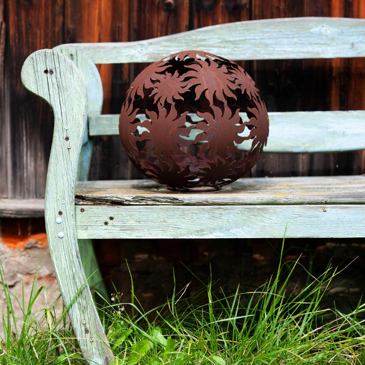Gartenkugel "Sonne" – Rost-Deko aus Stahl mit Sonnenstrahl-Muster
