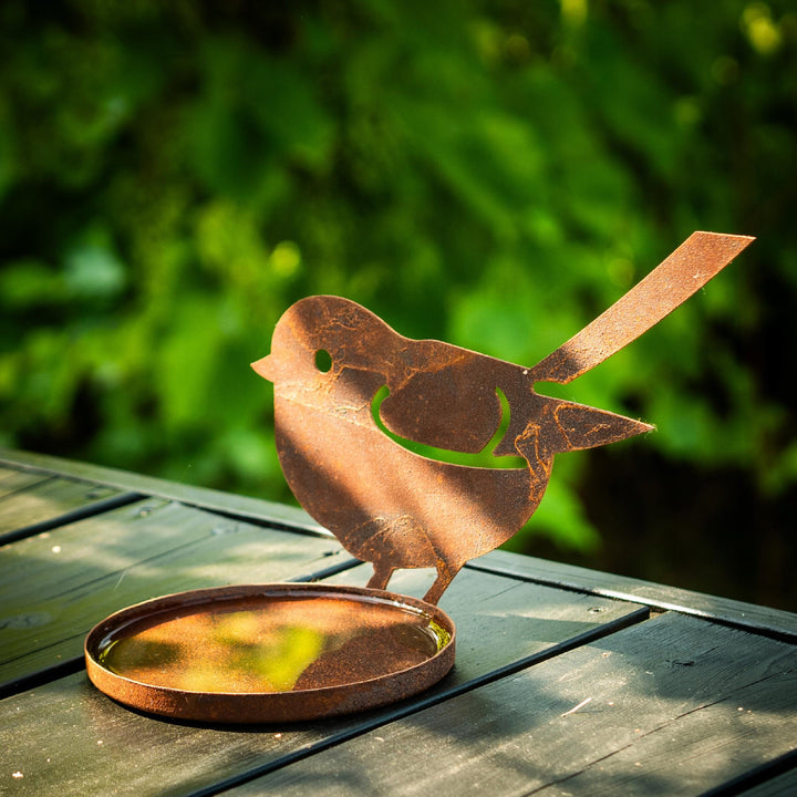 Vogeltränke aus Metall in Rostoptik – Gartendeko für Vögel