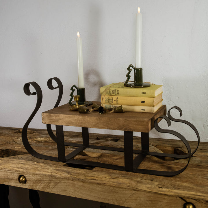 Dekorative Weihnachtsschlitten aus Metall und natürlichem Holz