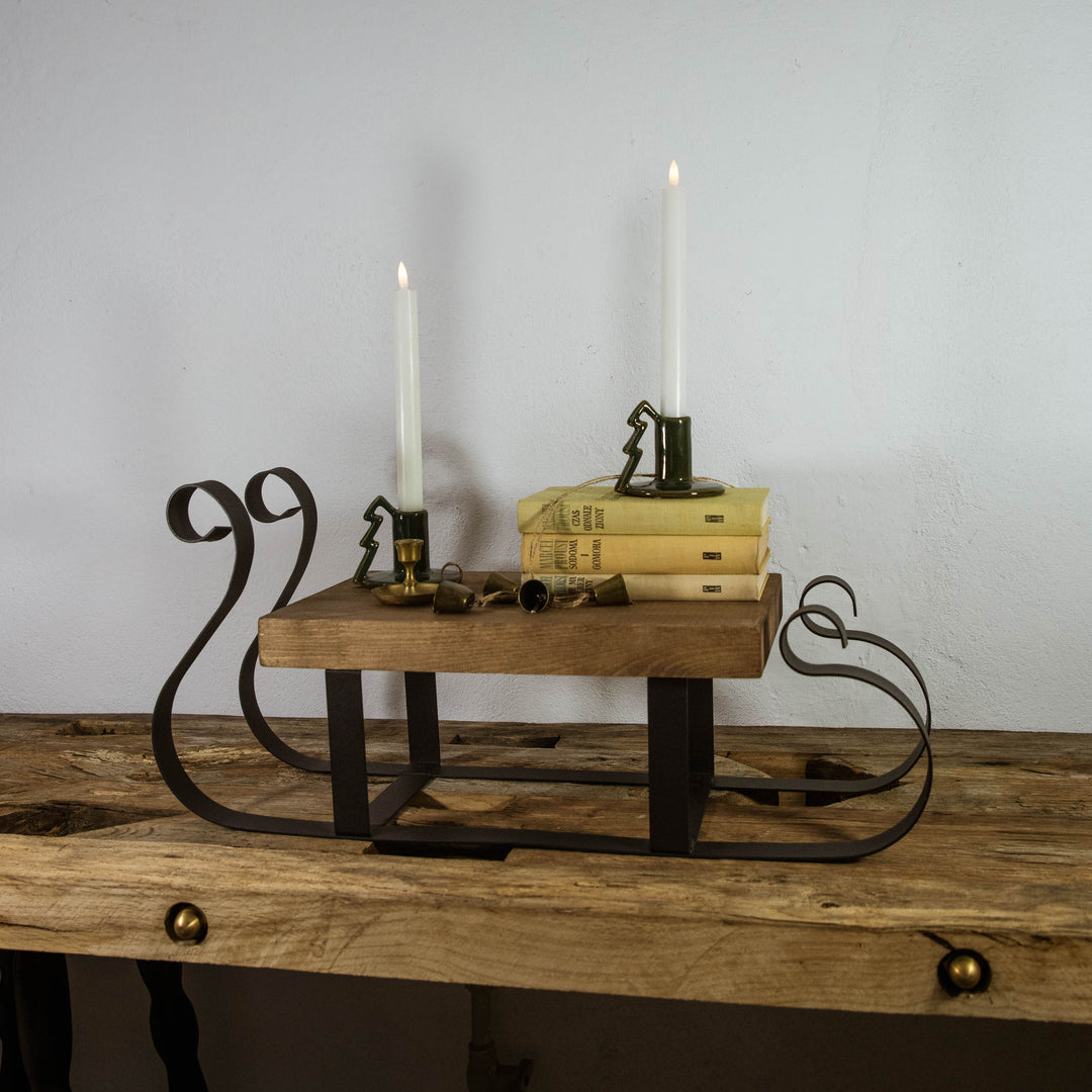 Dekorative Weihnachtsschlitten aus Metall und natürlichem Holz