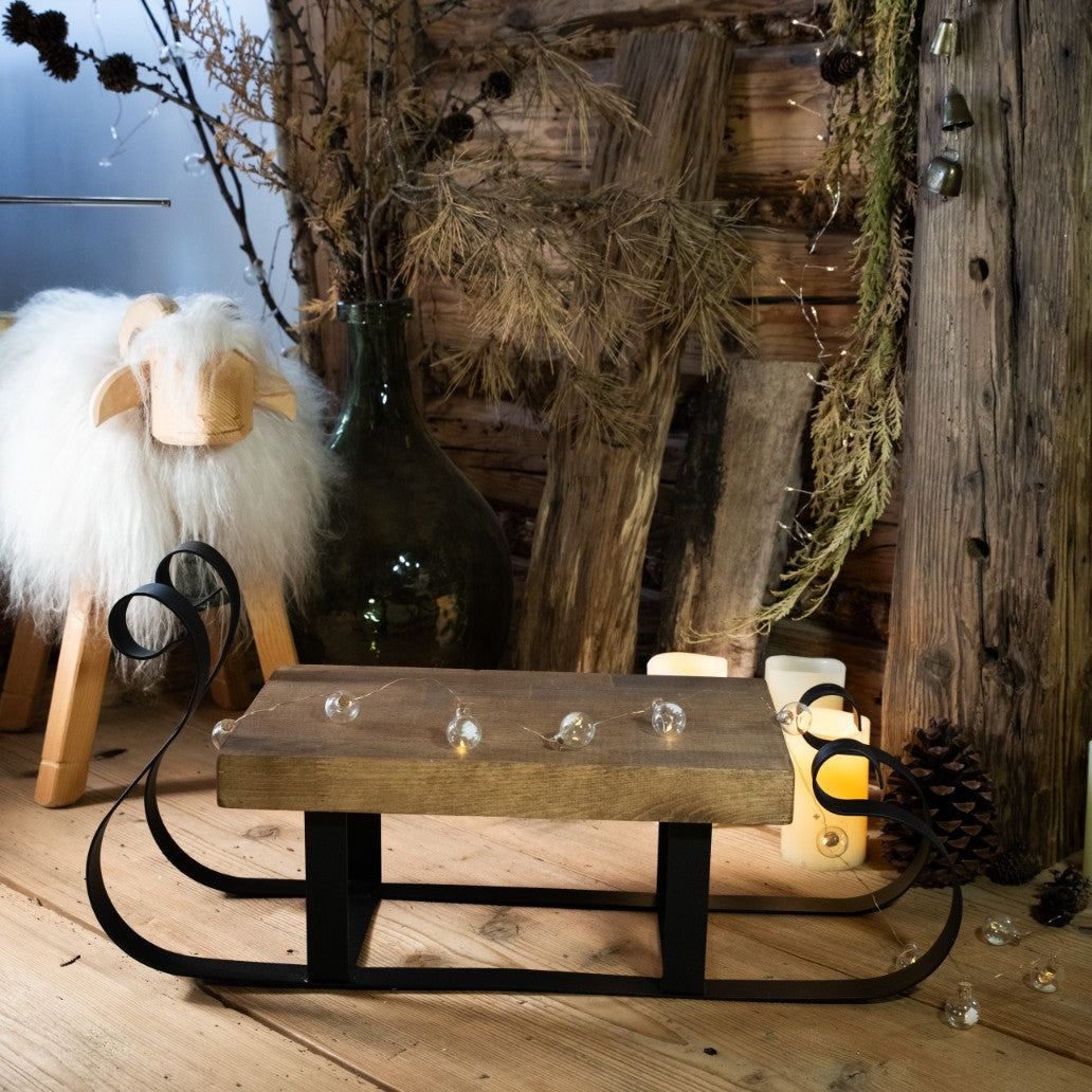 Dekorative Weihnachtsschlitten aus Metall und natürlichem Holz