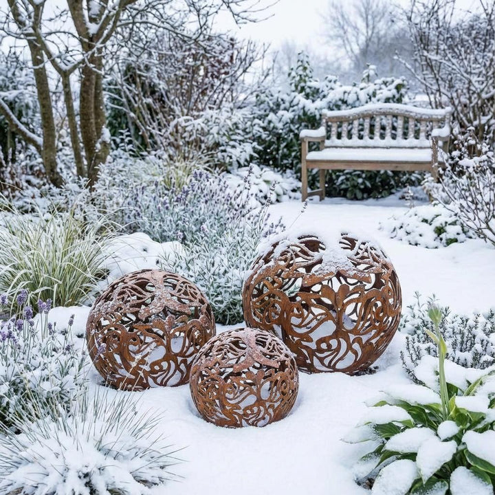 Gartenkugel "Rosenranke" – Rost-Deko aus Stahl mit Rosen-Ornament