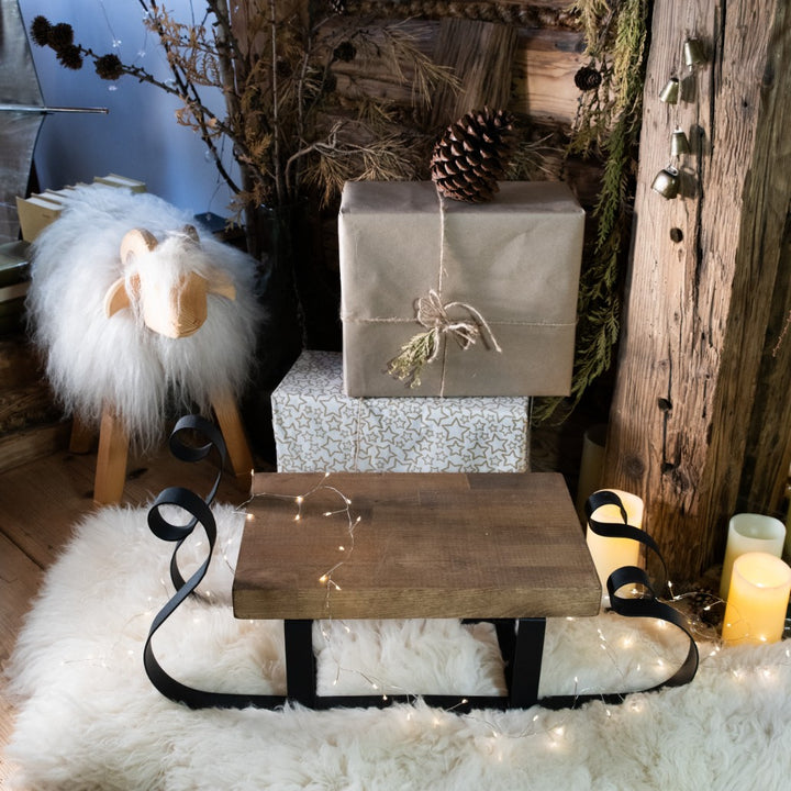 Dekorative Weihnachtsschlitten aus Metall und natürlichem Holz