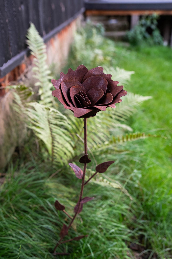 Edelrost Gartenstecker Blume – Gartendeko aus Metall