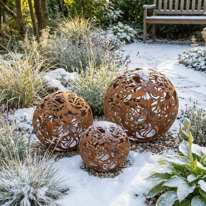 Gartenkugel "Rosenranke" – Rost-Deko aus Stahl mit Rosen-Ornament