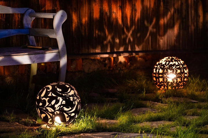 Gartenkugel "Florales Ornament" – Rost-Deko aus Stahl mit Blattmuster