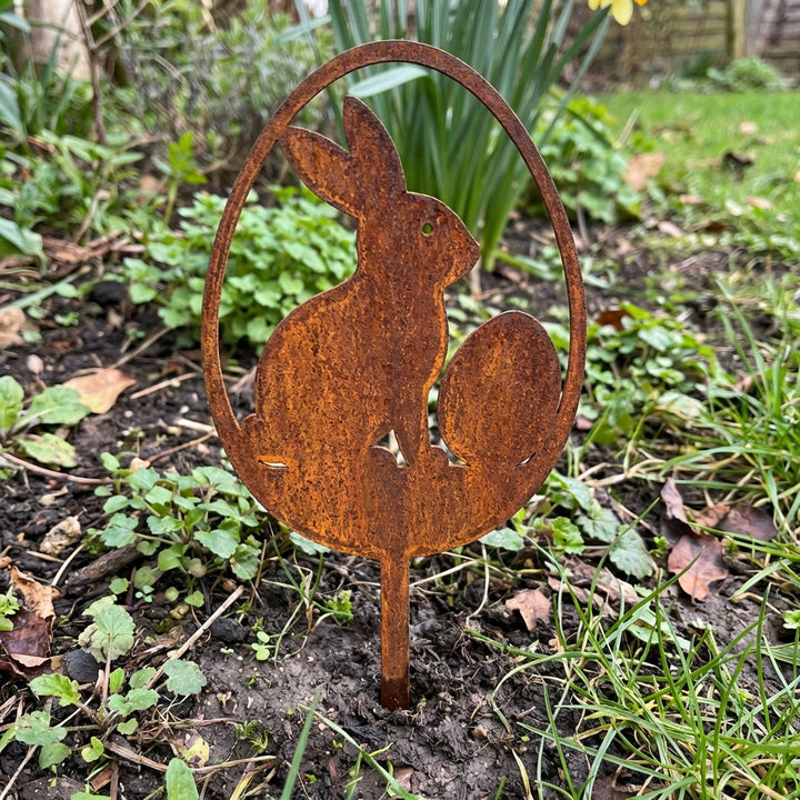 Osterhase mit Ei aus Metall – Edelrost Osterdeko, 20 × 6 cm