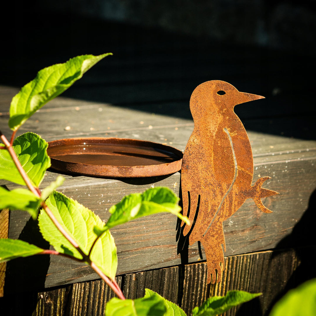 Vogeltränke aus Metall in Rostoptik – Gartendeko für Vögel