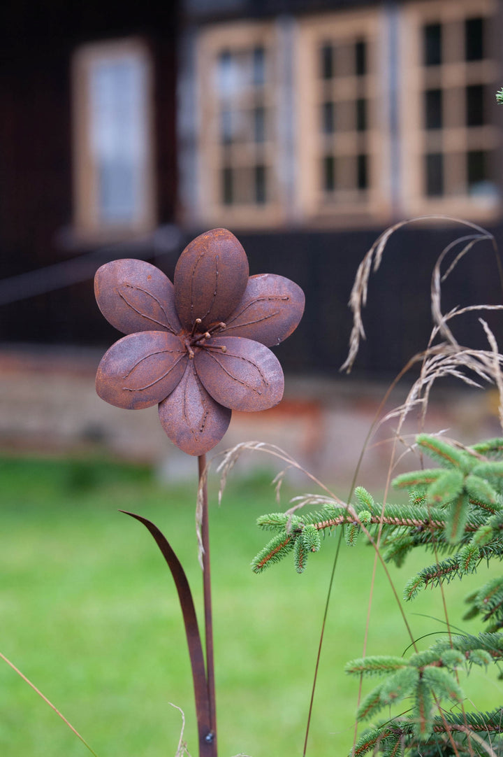 Edelrost Gartenstecker Blume – Gartendeko aus Metall