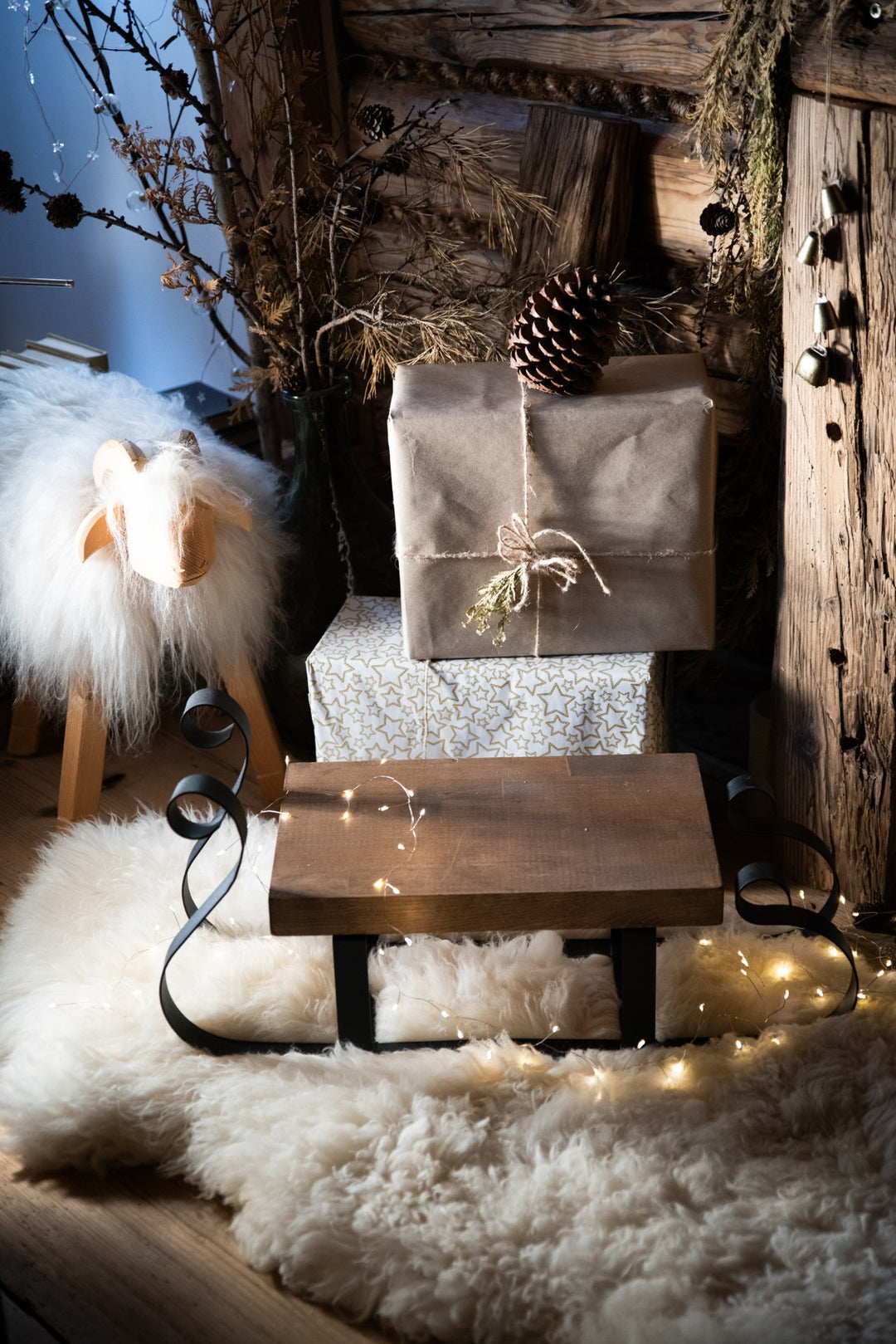 Dekorative Weihnachtsschlitten aus Metall und natürlichem Holz