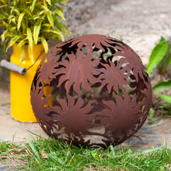 Gartenkugel "Sonne" – Rost-Deko aus Stahl mit Sonnenstrahl-Muster